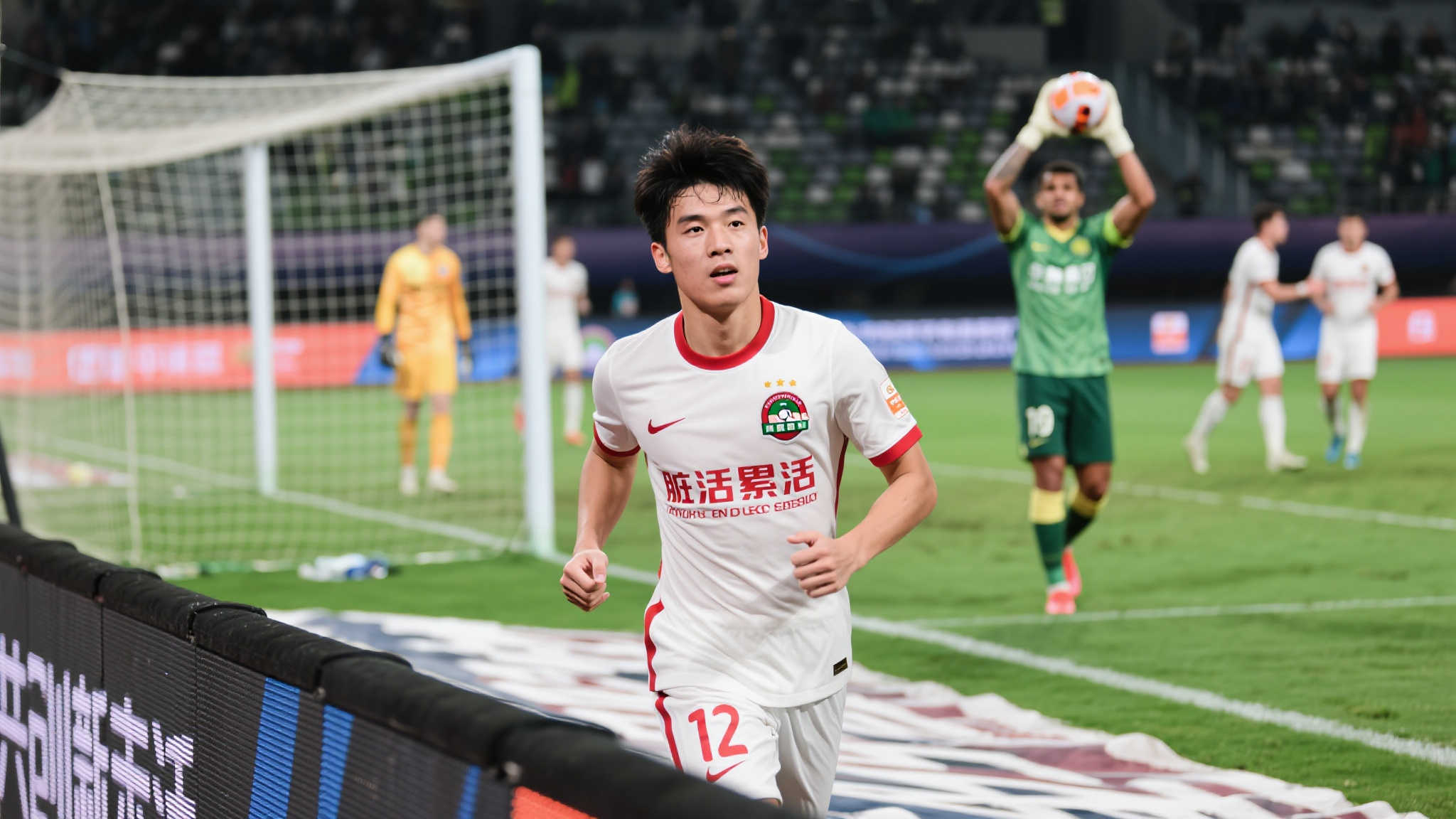 在足球赛场上，进球者往往是聚光灯下的焦点，但那些默